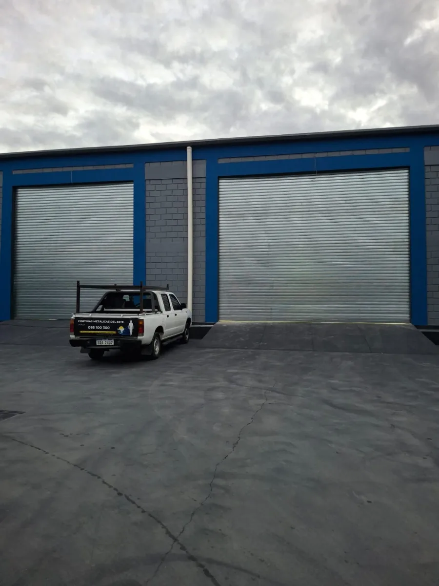 Equipo de Grupo Maestro instalando cortinas metálicas en Uruguay