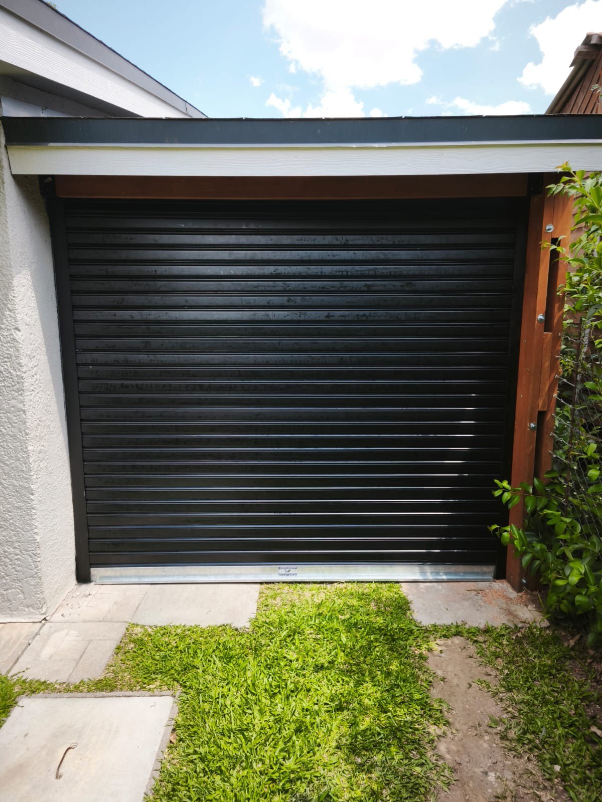 Cortina Negra — Garage Residencial