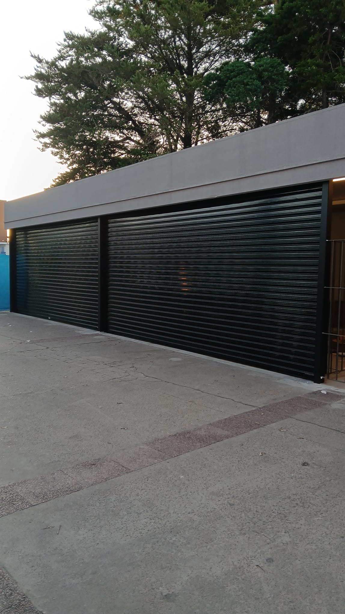 Trabajo realizado: Cortinas Metalicas, Negras - Local